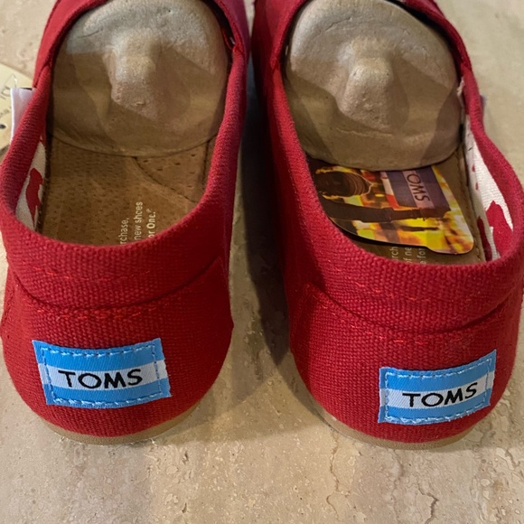 NWT NIB Toms Classic Red Canvas Slip On Shoes, 7.5 - Picture 6 of 9